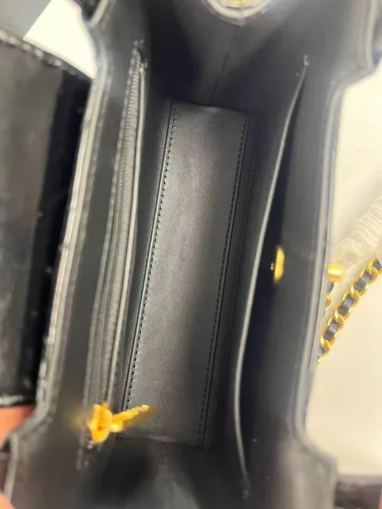 Classic CHANEL Bag: A Stylish and Versatile Choice for Elegance - Picture 5 of 6